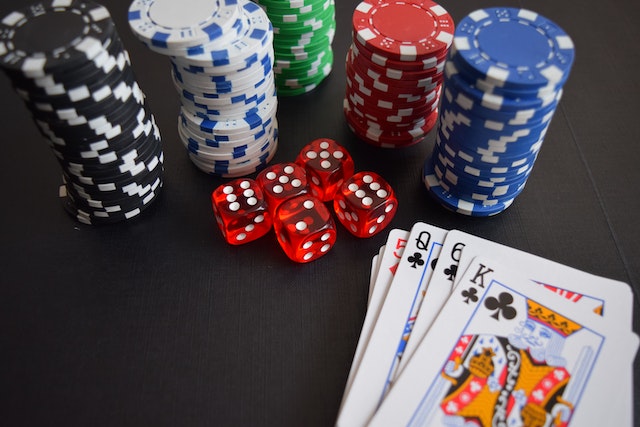 Dés, jetons et carte à jouer